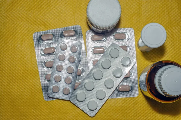 Különböző Tabletták Hólyagokban Egy Sárga Háttér Másolási Hely Gyógyszerek — Stock Fotó
