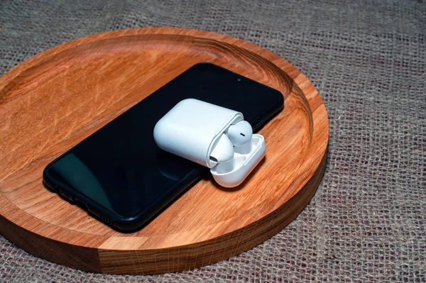 Wireless White Headphones Wireless Charging Case Smartphone — стоковое фото