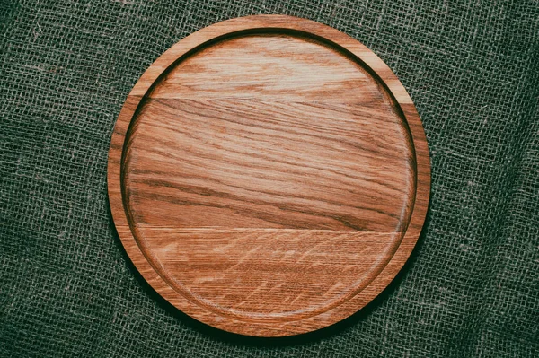 Kahverengi ahşap plaka üzerinde bir rustik masa portre. Yatay Üstten Görünüm