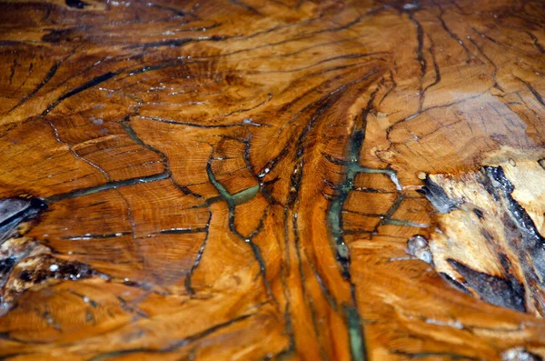 用环氧树脂涂覆后的宏观木料 工艺树脂和木桌的制作工艺 — 图库照片#