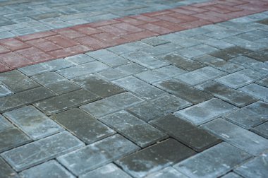 Yürüyüş sırasında tuğla desenli patika perspektifi tasarım arka planı için mesafeye gidiyor.