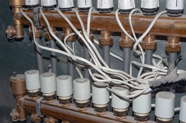 Evde bir su altı ısıtma sistemi için pompa.