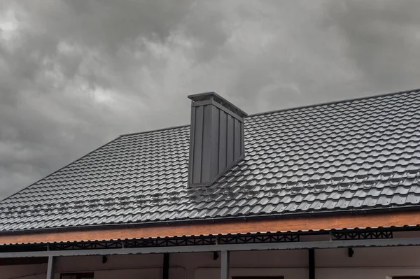 금속 지붕 집 외벽 복원 건물 전면 현대 모습 — 스톡 사진