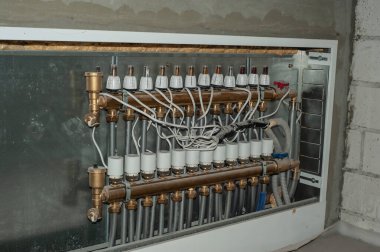 Evde bir su altı ısıtma sistemi için pompa.