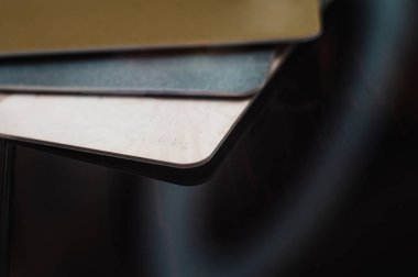 Kart yığını, masada kredi kartları. Yumuşak tonda yüzeysel odaklanma. iş kavramı.