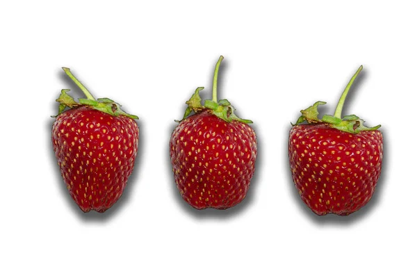 从白色背景食物中分离出来的红莓草莓 — 图库照片
