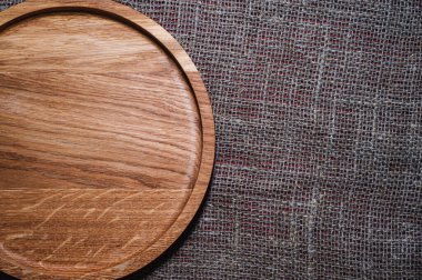 Kahverengi ahşap plaka üzerinde bir rustik masa portre. Yatay Üstten Görünüm