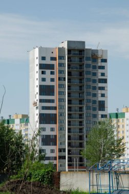 modern, yeni executive apartments ve yaz derin mavi gökyüzü ile