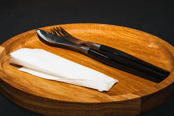 Tenedor Cuchillo Utensilios Cocina Negros Colocados Sobre Una Mesa Negra — Foto de Stock