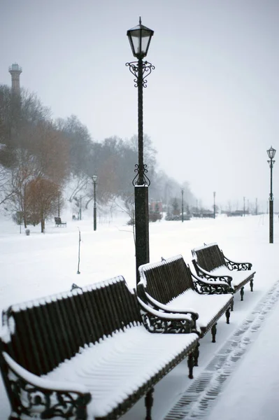 Ponte Automóvel Sobre Rio Coberto Neve Neve Nevoeiro — Fotografia de Stock