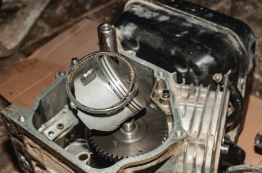 Pistonun ve halkaların yakın plan görüntüsü. Arabanın ayrıntıları. İçten yanmalı motor.