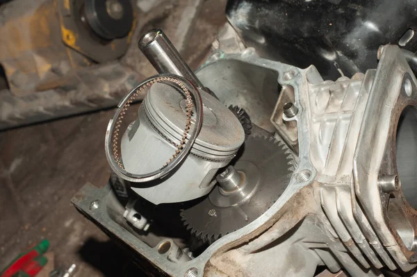 Pistonun Halkaların Yakın Plan Görüntüsü Arabanın Ayrıntıları Çten Yanmalı Motor — Stok fotoğraf