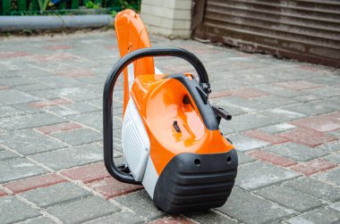 Beton kesici makineler ve garaj yolunda bıçak kesme.