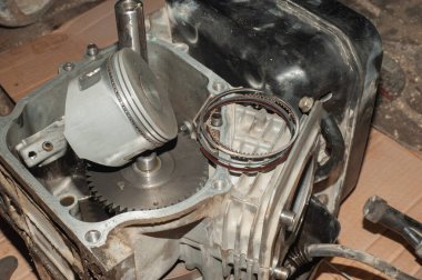 Pistonun ve halkaların yakın plan görüntüsü. Arabanın ayrıntıları. İçten yanmalı motor.