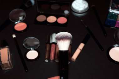 Siyah arkaplanda makyaj fırçaları, metin ve güzellik eklemek için bir yer