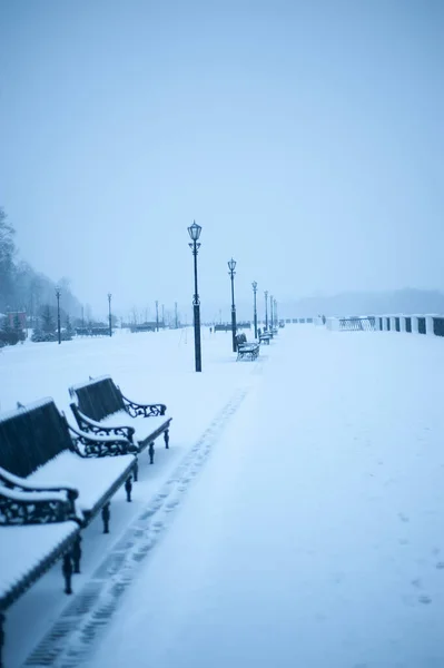 Pont Automobile Dessus Une Rivière Enneigée Dans Neige Brouillard — Photo