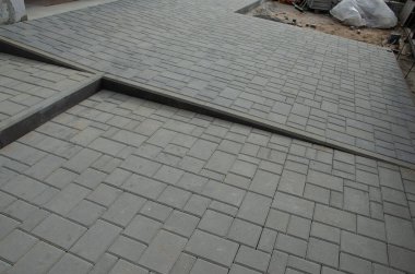 Su birikintileri olan Grungy Parke Caddesi manzarası, Şehir