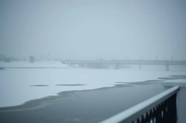 Panorama Géant Rivière Glace Enneigée Milieu Une Forêt Taïga Gelée — Photo