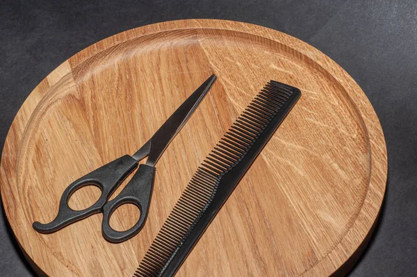 Stylish Professional Barber Gunting Rambut Memotong Pada Latar Belakang Kayu — Stok Foto