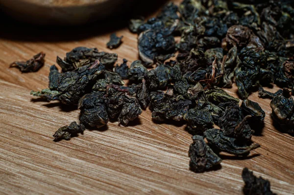 Száraz Tea Zöld Levelekkel Fából Készült Kanalakban Alapon — Stock Fotó