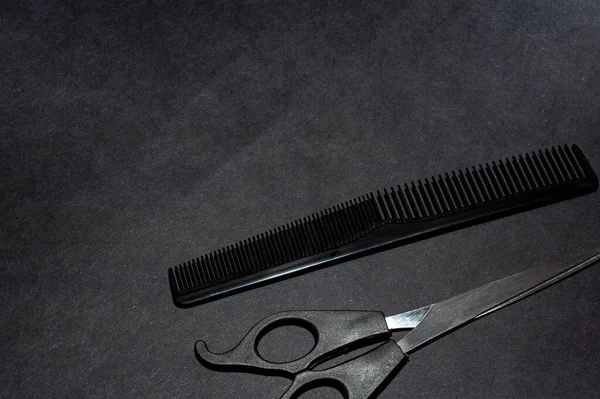 Profesyonel Berber Makasları Siyah Arka Planda Saç Kesimi Kuaför Salonu — Stok fotoğraf