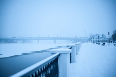Kış mevsiminde donmuş bir tayga ormanının arasında karla kaplı buz nehrinin dev manzarası..