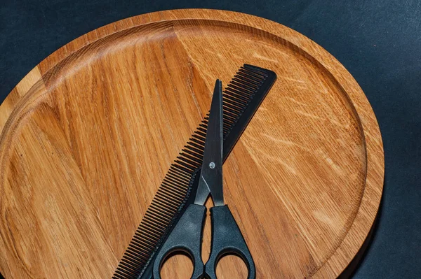 Tijeras Peluquería Profesional Con Estilo Corte Pelo Sobre Fondo Madera — Foto de Stock