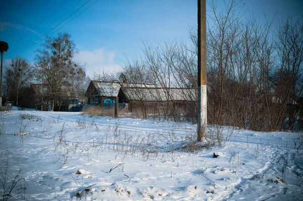 Velha casa abandonada de madeira ao lado de uma estrada no norte da Rússia — Fotografia de Stock