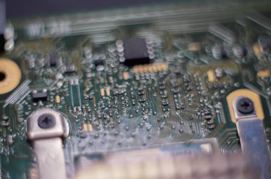 Elektronik devre bulanık. Elektronik devre kartı kapanıyor. Tozun içinde