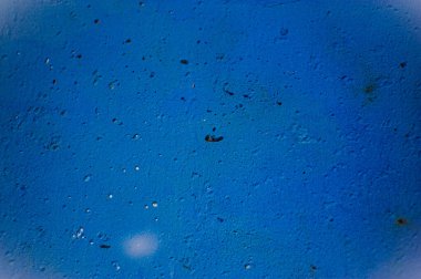 Mavi dekoratif alçı desenli vignette. Tasarım için kopyalama alanı olan soyut grunge arkaplanı.