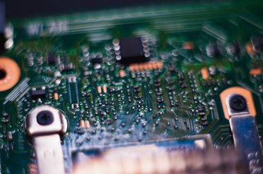 Elektronik devre bulanık. Elektronik devre kartı kapanıyor. Tozun içinde