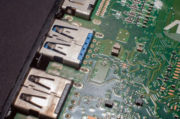 電子回路だ 電子プリント回路基板 デスクトップコンピュータ ラップトップ ラジオの要素のマザーボードの一部 — ストック写真