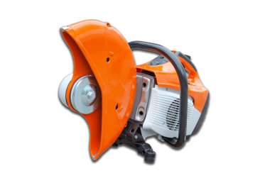 İnşaat alanındaki beton kesici beyaz arka planda izole edilmiş olarak çalışıyor..