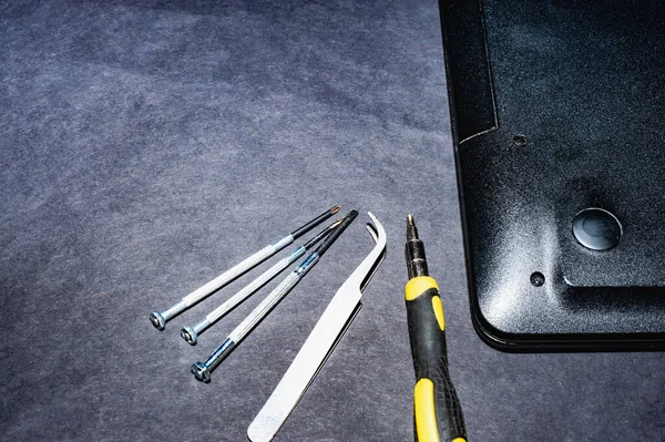 Hands Computer Repairman Removing Back Cover Notebook Computer Repair Shop — Stock Photo, Image