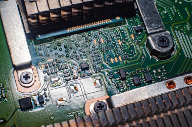 Elektronik devre. Elektronik baskılı devre kartı. Bir masaüstü bilgisayarı, dizüstü bilgisayarı, radyo elementlerinin bir parçası.