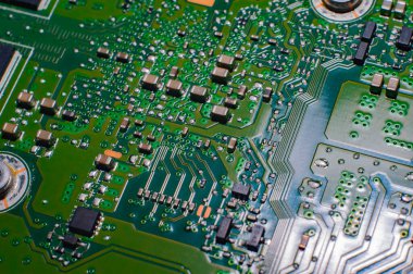 Elektronik devre. Elektronik baskılı devre kartı. Bir masaüstü bilgisayarı, dizüstü bilgisayarı, radyo elementlerinin bir parçası.