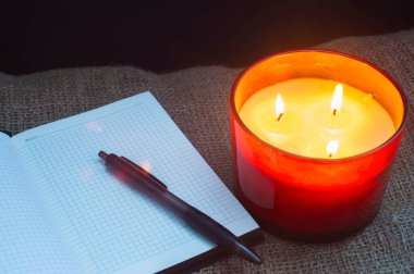 Karanlık yüzeyde mum yakmak. Hafıza günü. Kırmızı.