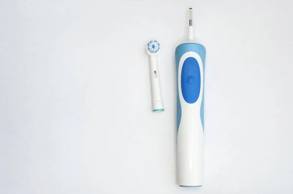Escova Dentes Elétrica Moderna Sobre Fundo Branco Ferramenta Controlada Para — Fotografia de Stock
