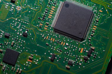 Elektronik devre. Elektronik baskılı devre kartı. Bir masaüstü bilgisayarı, dizüstü bilgisayarı, radyo elementlerinin bir parçası.