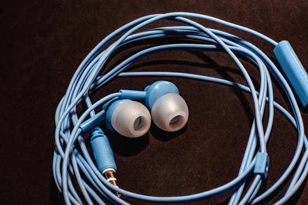Fones Ouvido Com Fio Azul Uma Superfície Preta Monocromática Close — Fotografia de Stock