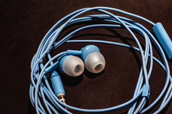 Auriculares Con Cable Azul Una Superficie Negra Monocromática Primer Plano —  Fotos de Stock