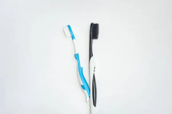 Duas Escovas Dentes Para Adultos Crianças Isolado Fundo Branco — Fotografia de Stock
