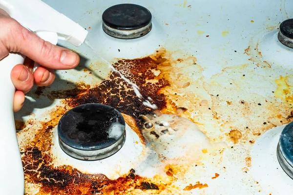 有剩菜的脏炉子 不清洁的厨房炉灶顶部有油渍 旧脂肪污渍 油渍及油斑 — 图库照片#