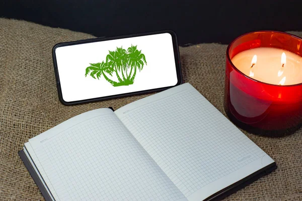 Telepon Dengan Gambar Pohon Palem Buku Catatan Dan Lilin Dalam — Stok Foto