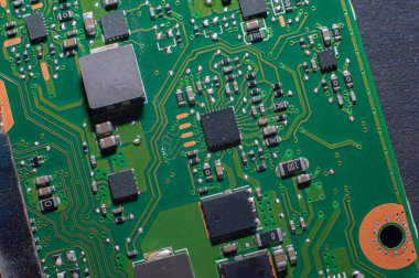 Elektronik devre. Elektronik baskılı devre kartı. Bir masaüstü bilgisayarı, dizüstü bilgisayarı, radyo elementlerinin bir parçası.