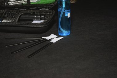 Aynasız ve aynasız kameralar ve siyah arka plandaki kameralar için profesyonel temizlik ürünleri.