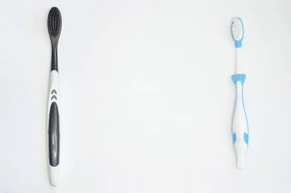 Duas Escovas Dentes Para Adultos Crianças Isolado Fundo Branco — Fotografia de Stock