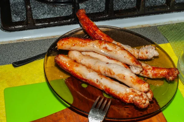 클로즈업 블랑켓에 돼지나작은 소시지에 베이컨으로 뜨거운 프라이팬 캠핑용 숯그릴 여행을 — 스톡 사진
