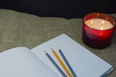 Karanlık yüzeyde mum yakmak. Hafıza günü. Kırmızı.