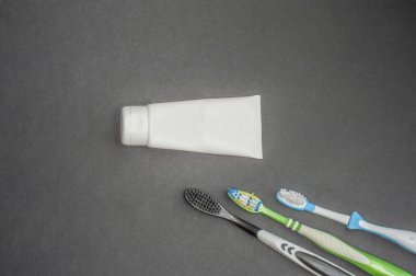 Siyah arka planda yetişkinler ve çocuklar için diş fırçaları.